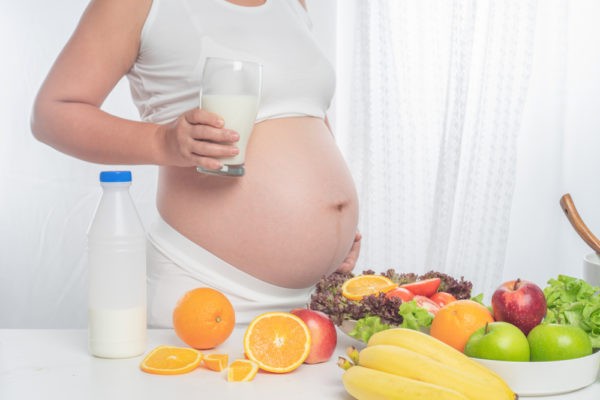 pregnant woman eating nutritious