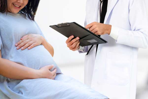 Pregnant women talking to a doctor