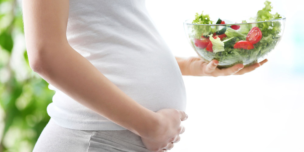 Pregnant woman eating healthy