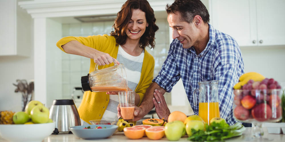 pregnant female making papaya juice