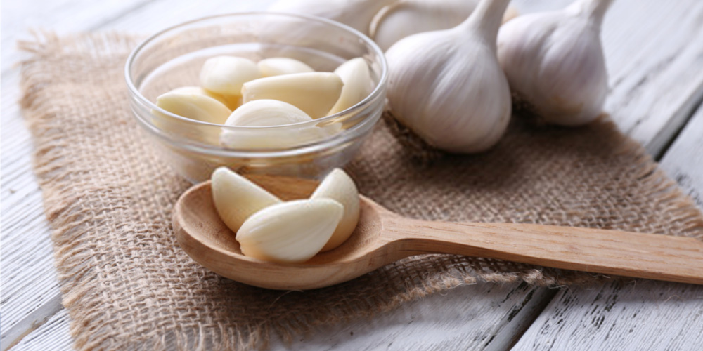 Take garlic cloves from wooden spatula for sore throat