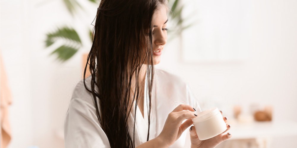 Massaging The Scalp-Home-Remedies-To-Try-For-Thinning-Hair-4