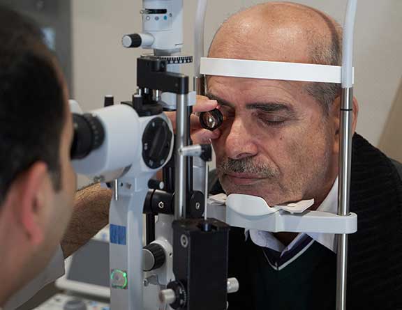 Doctor-performing-Cataract Surgery-in-Nashik