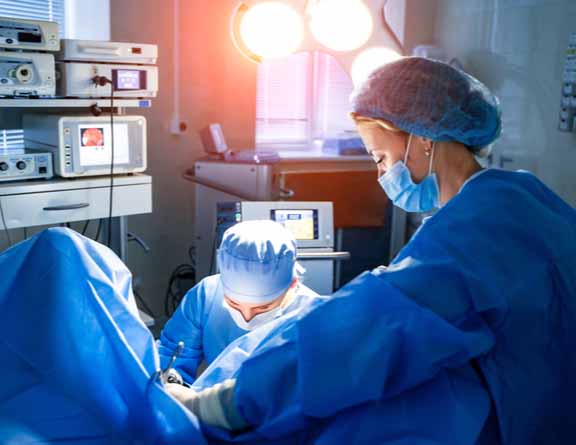 Doctor-performing-URSL-surgery-in-Pune