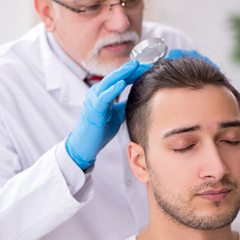 Diagnosis by the doctor before hair transplant.