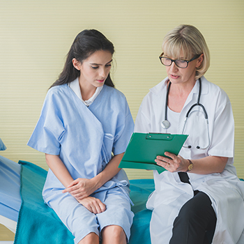 Doctor consulting on ectopic pregnancy 