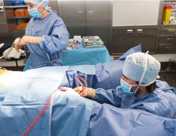 Doctor-performing-Adenomyosis-surgery-in-Bangalore